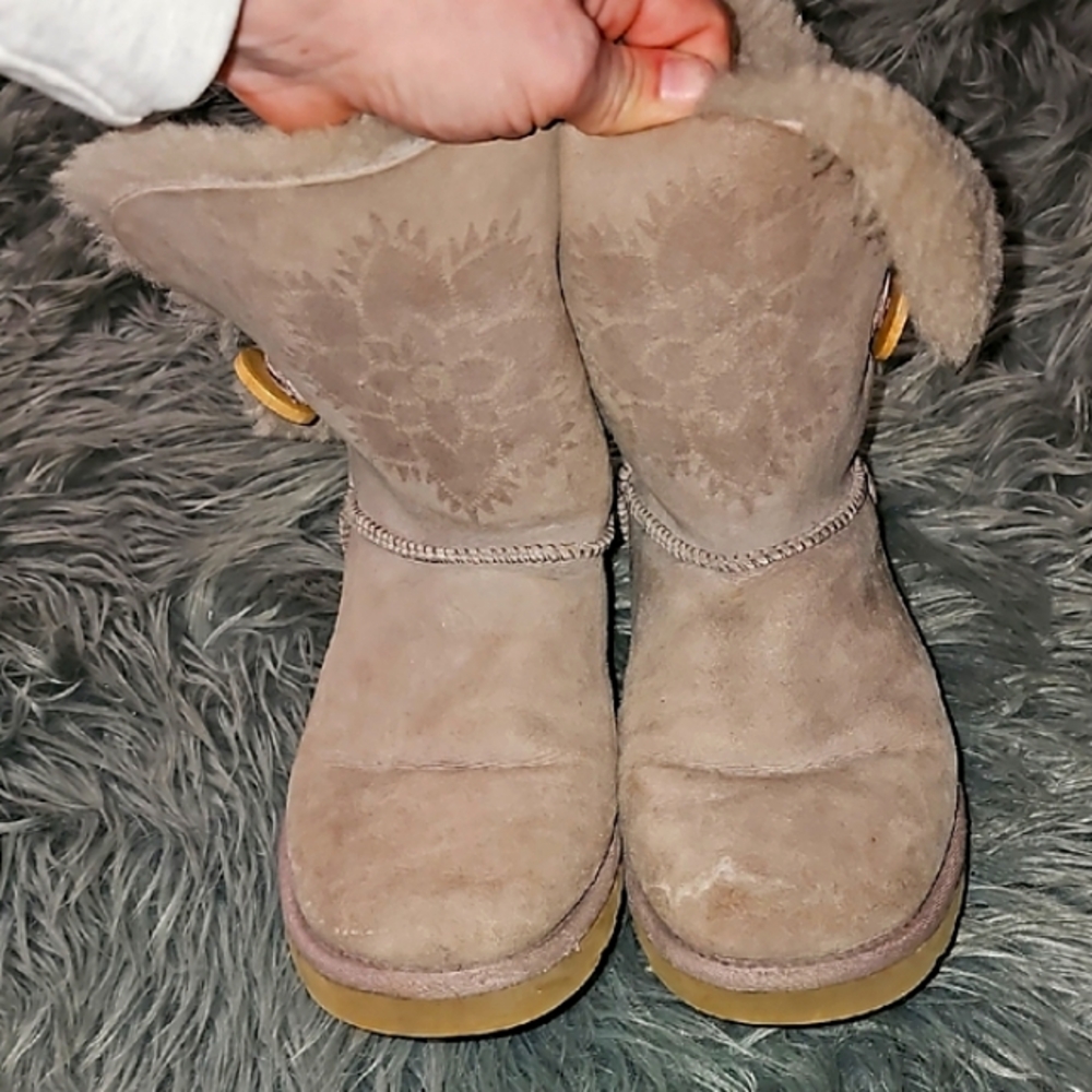 Ugg Women's sz 8 flower Boots!! Used condition, warm!